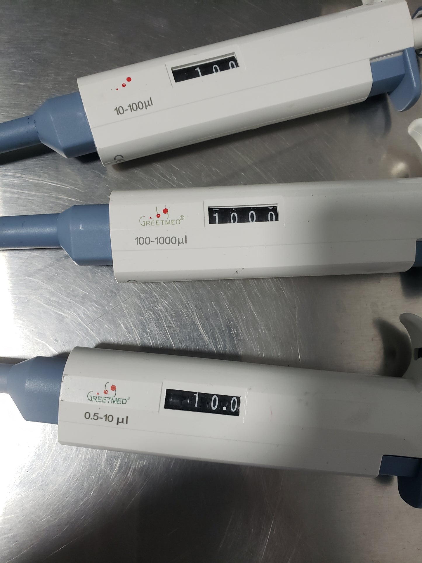 Set de 3 Pipetas de Volumen Variable – Greetmed (0.5-10 µl / 10-100 µl / 100-1000 µl)