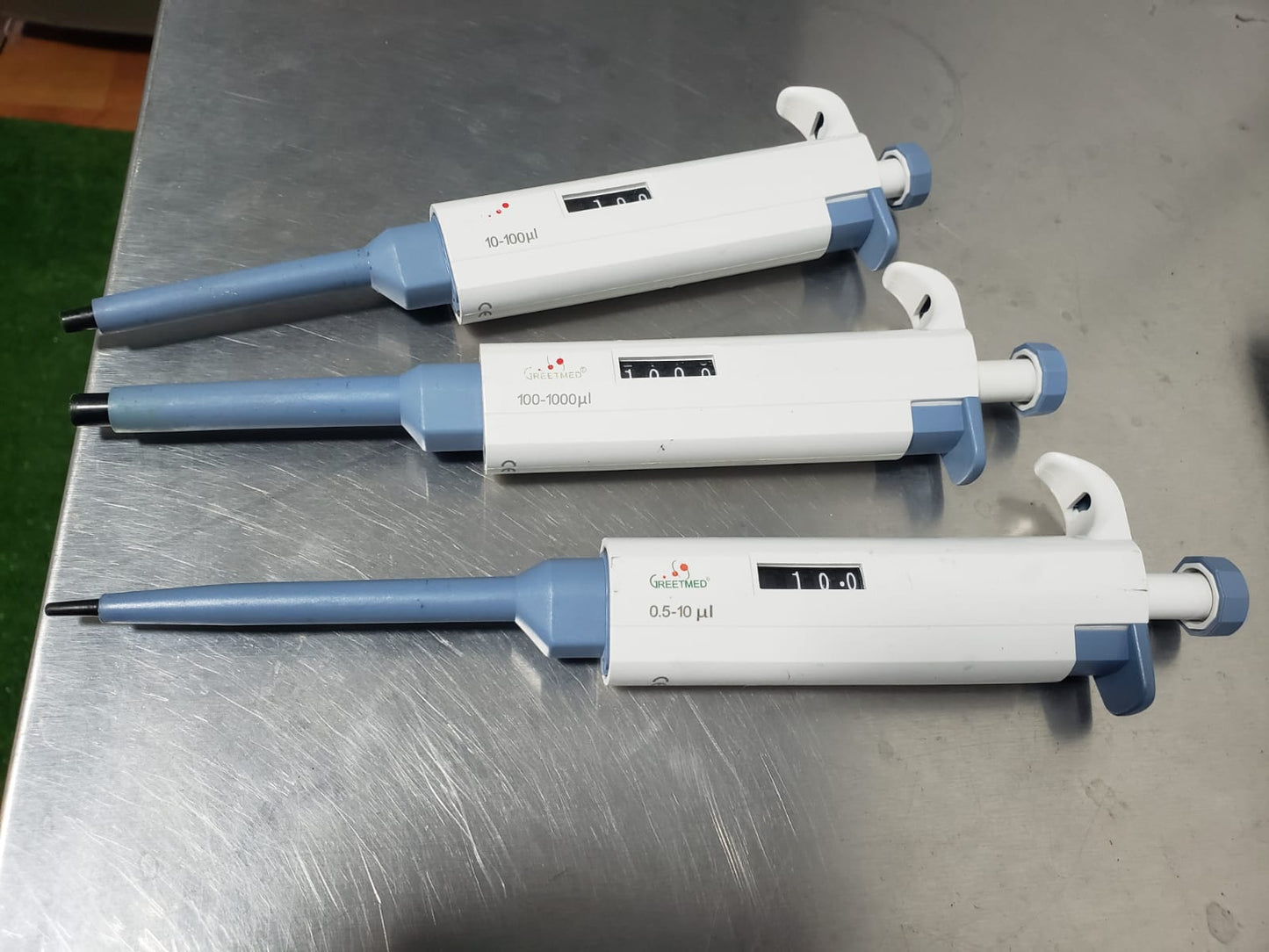 Set de 3 Pipetas de Volumen Variable – Greetmed (0.5-10 µl / 10-100 µl / 100-1000 µl)