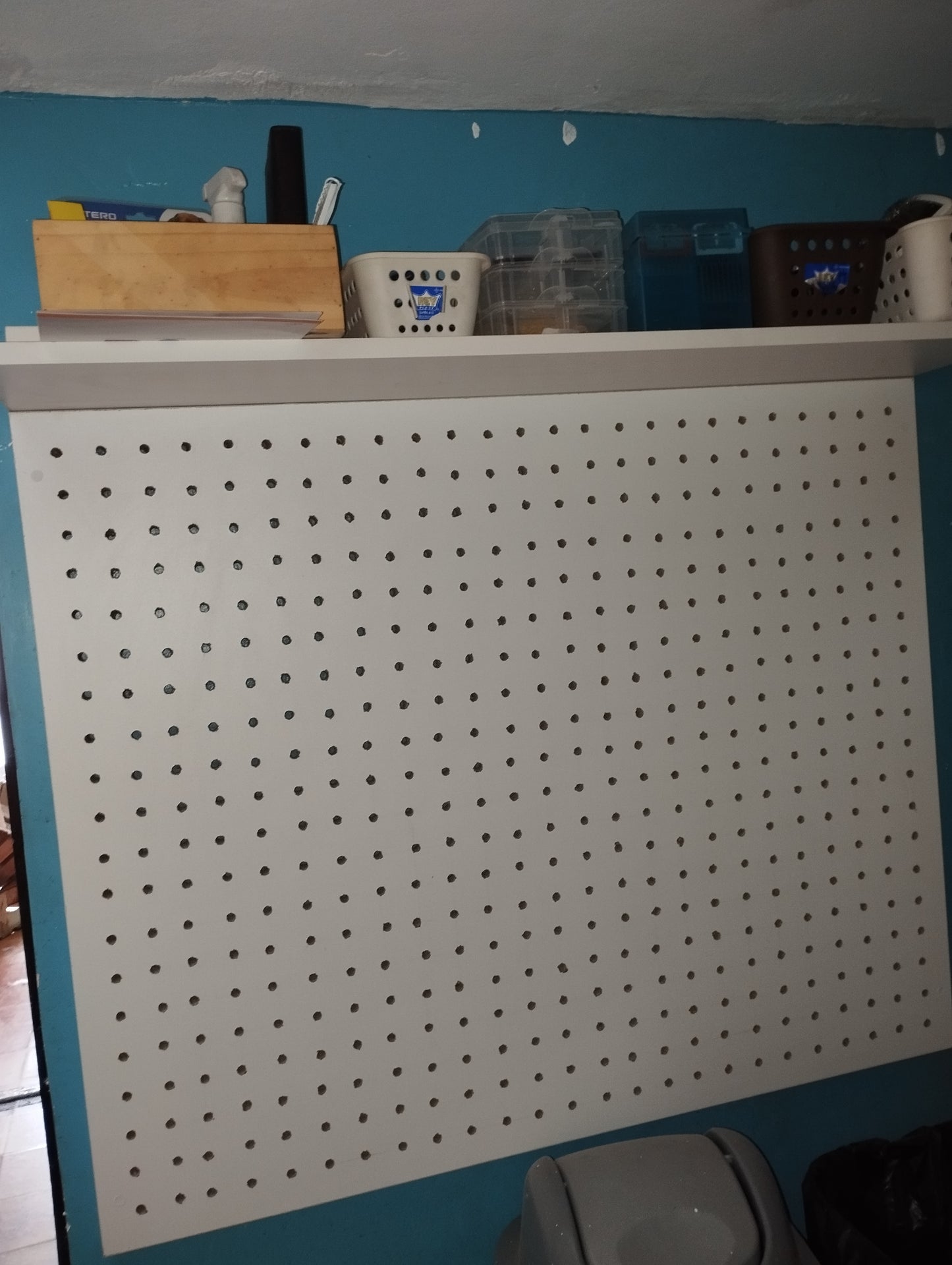 Repisa Organizadora de Herramientas MDF Blanca – 70 x 70 cm con Orificios Multifuncionales