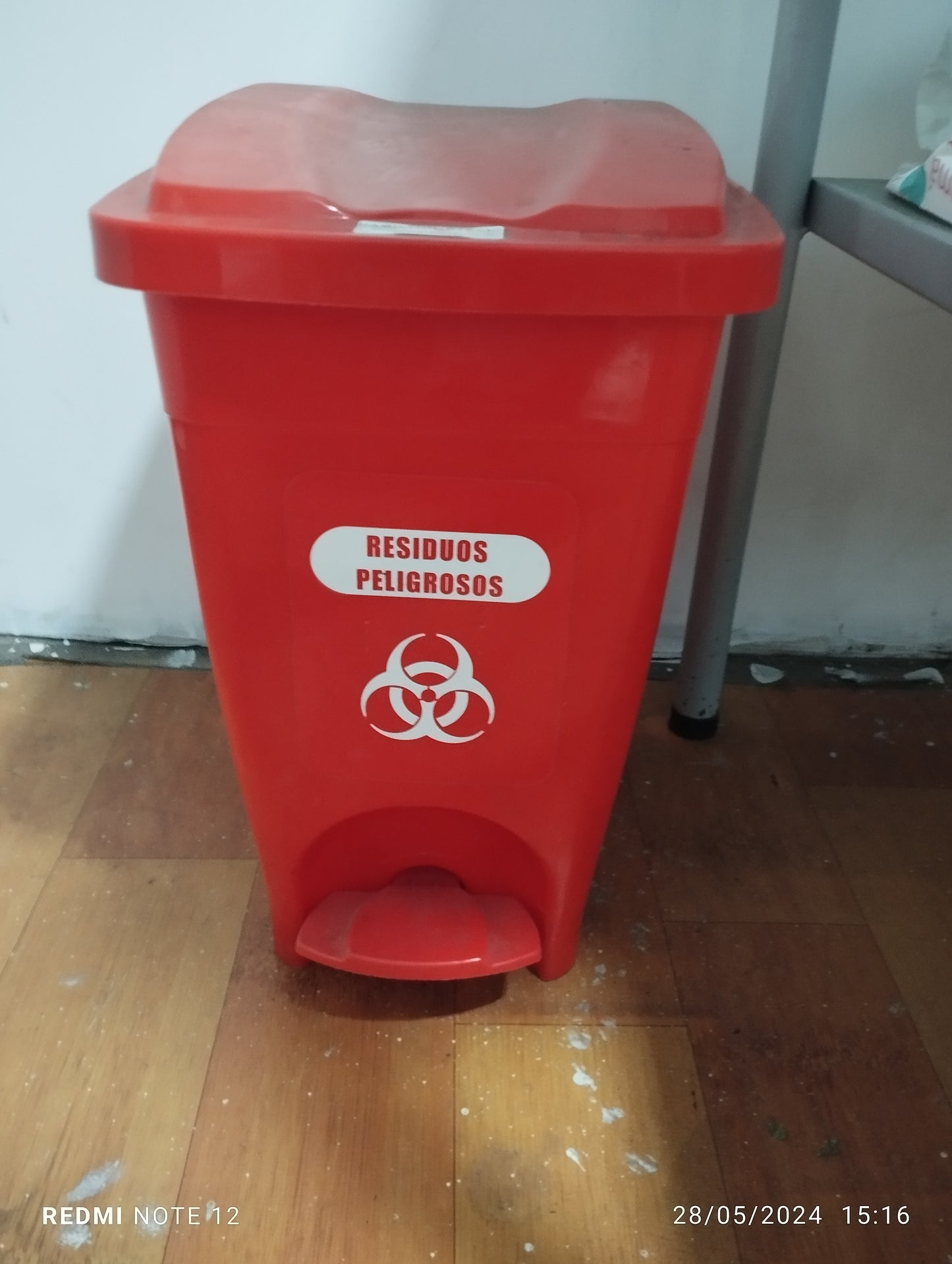 Tacho de Basura Rojo de Plástico – 30 Litros