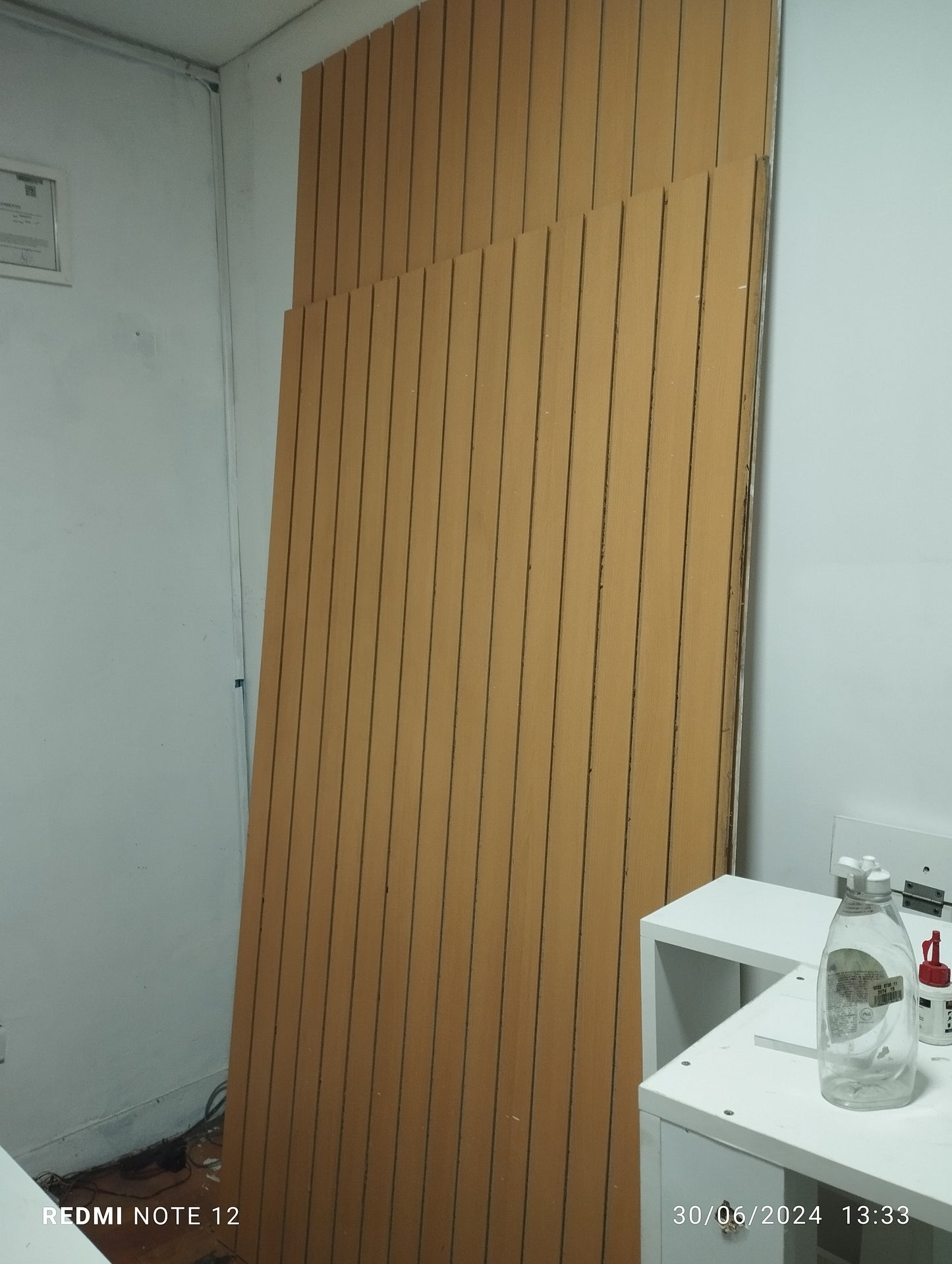 Trupán Ranurado MDF 18mm Beige con Ganchos para Exhibición
