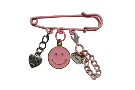 Broche Rosado con Dijes de Huellita, Carita Feliz y Gatito