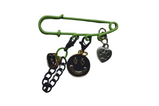 Broche Verde con Dijes de Huellita, Carita Feliz y Carita de Gatito